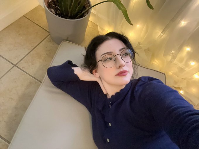 the cake/the face 🖤 https://t.co/Jo88zu3IhB