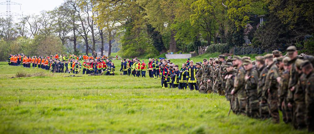 Sunday saw the largest search for missing autistic 6yo Arian in Bremervörde, with up to 1,200 involved. Despite efforts, he remains unfound. 'Giving up is not an option. We search day and night,' say police. #Arian