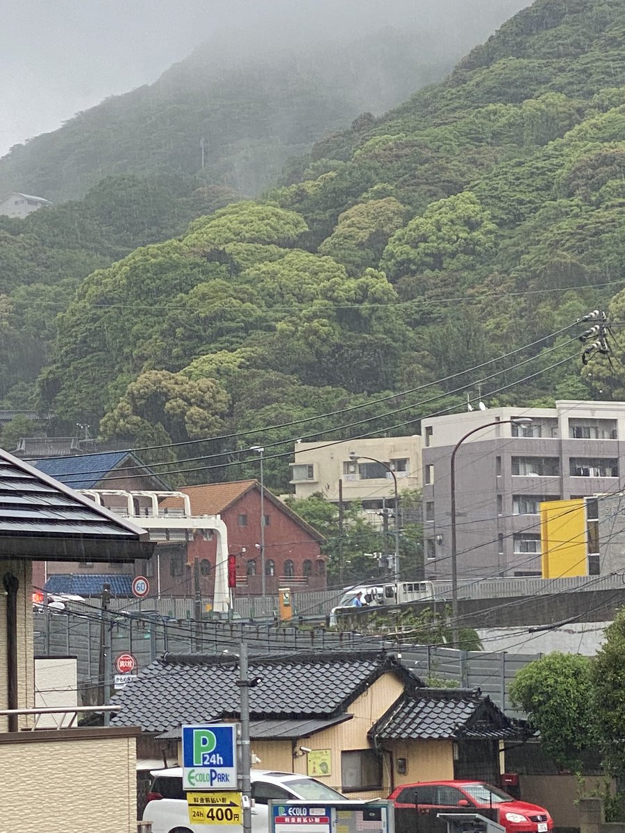 STI2000_6625's tweet photo. 北九州都市高速上りの富野インター入ってすぐのところで事故みたいです。
通られる方はこれから渋滞するかもしれないので気をつけてください。 https://t.co/am2fPIWGIR