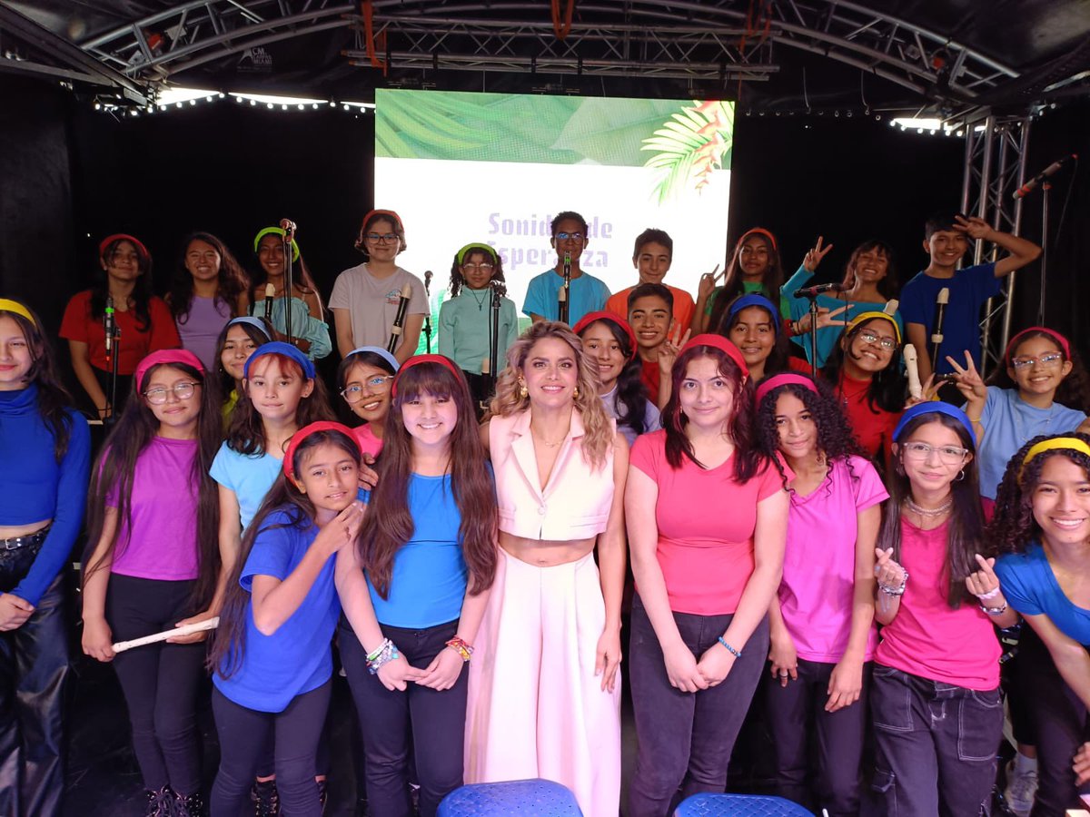 Vivimos una tarde llena de música y transformación con los niños y niñas del Ensamble y coro del Centro Musical Soacha Compartir, @AdrianaLucia y @LGonzalezDuque desde @FILBogota ¡Gracias a por creer en el poder transformador de la música!