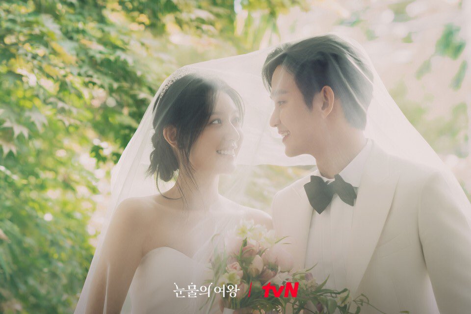 nonchelaunt's tweet image. i know we are disappointed for the lack of kissing scenes in the later half of the drama but props to kim soohyun &amp;amp; kim jiwon for proving that love can be conveyed even without physical affection. i want a love like baekhong so badly now. their chemistry is on another level 🤍