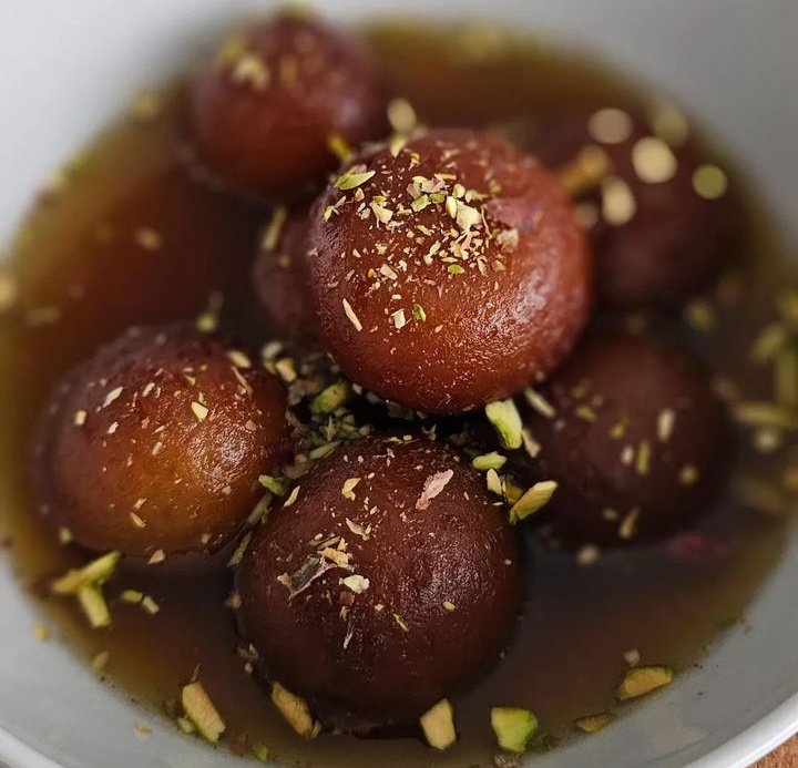 These delicious Ghulab jammun have been made at home. There is very easy formula for it.