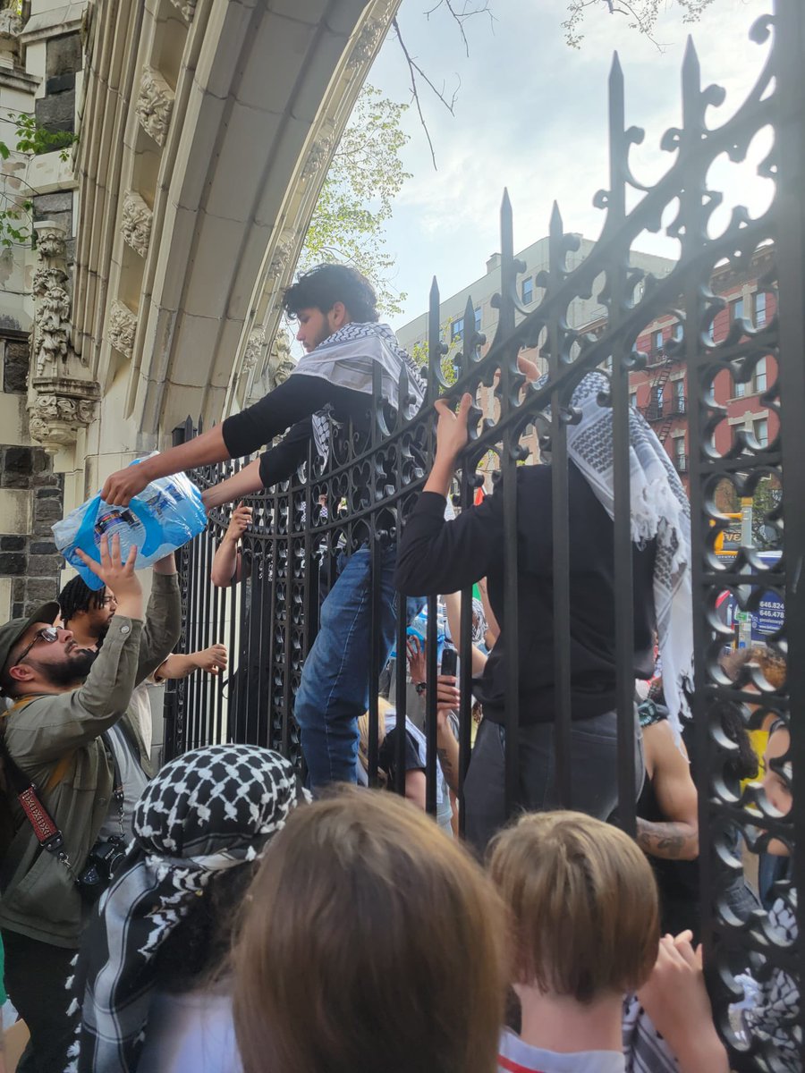 kthalps's tweet photo. A friend who is at the @cunygse City College encampment at 140th & Convent Ave just sent me these photos & videos of people bringing in supplies to support protestors. You love to see it. @Cuny4P. Stop by if you can. https://t.co/CcN0q5Kpch