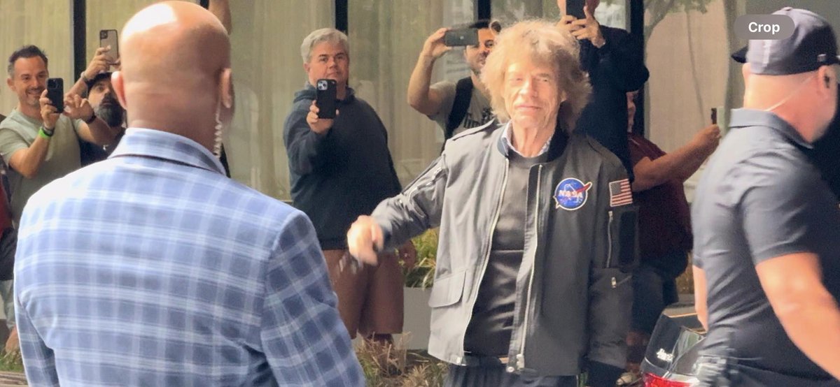 Mick Jagger leaving the Houston hotel tonight with a NASA jacket 

Photo: Scott Sanders

#MickJagger #NASA #Houston
