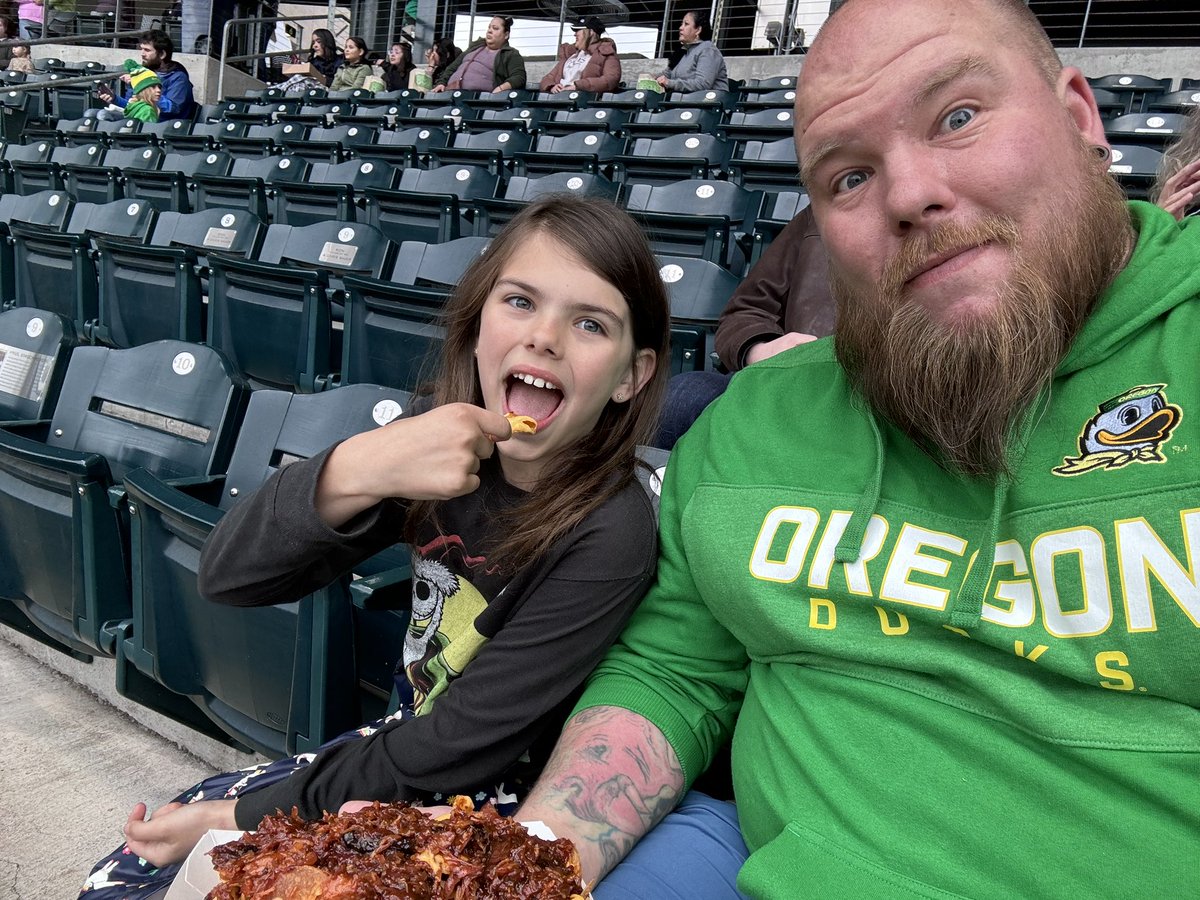 Heavsaint's tweet image. Enjoying daddy daughter day with Aislinn @EugeneEmeralds #selcoselfie