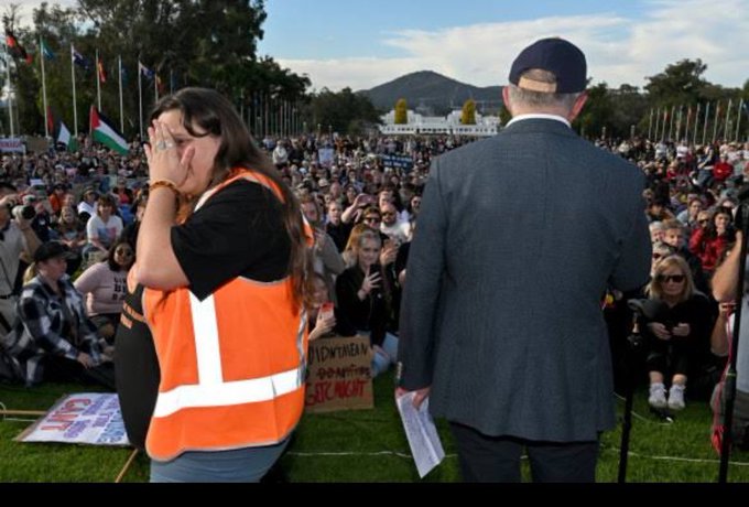 BREAKING: Leader of #Australia makes a woman cry at Violence Against Women Day rally! 
Hijacking the stage to make a speech he abused the female organiser for not inviting him. He lied! 

You cannot get any more ironic than this!
#auspol #LetWomenSpeak #InternationalWomensDay