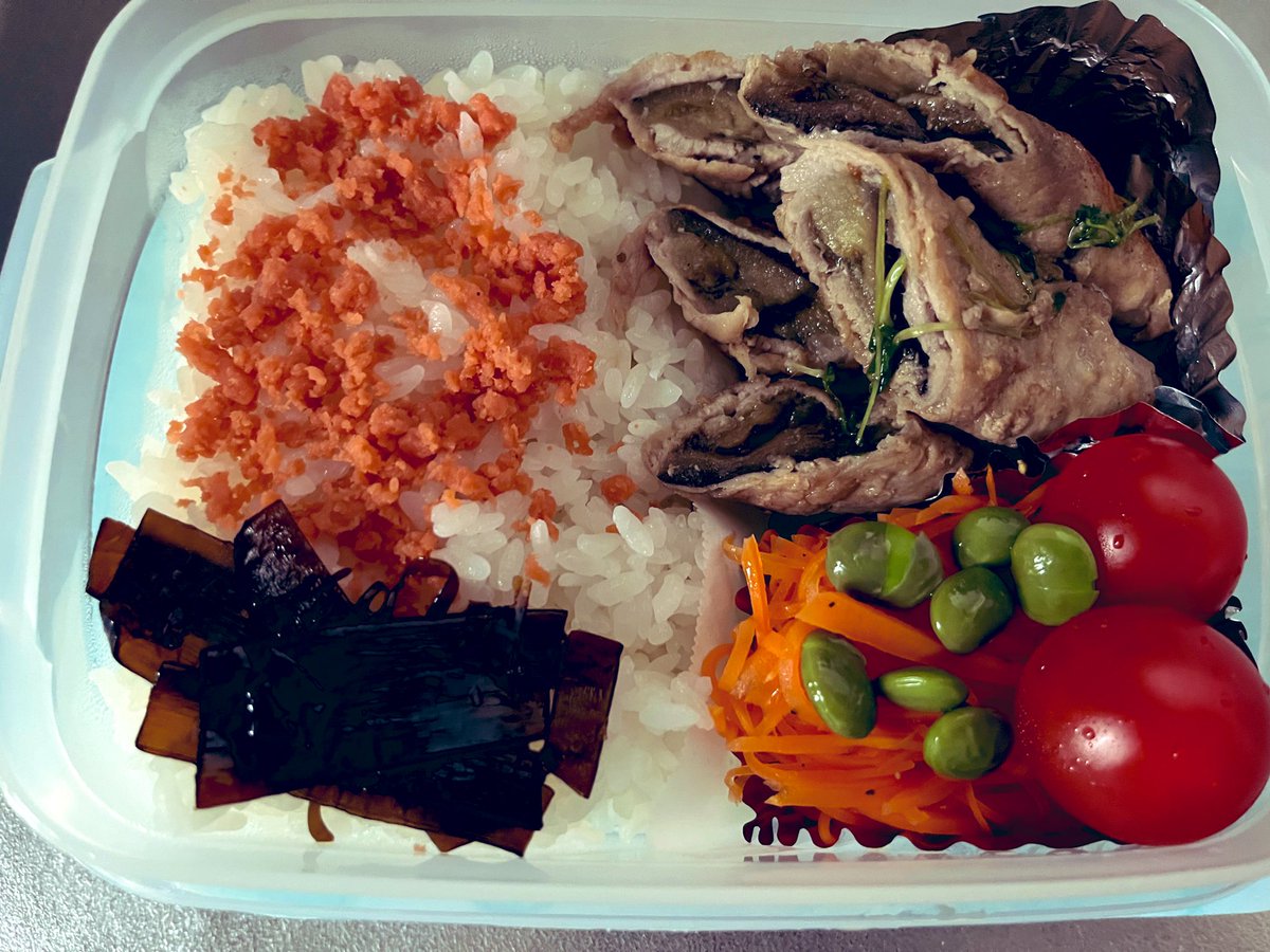 今日もいつものお弁当､､､残りモノとにんじんラペ🥕を持って仕事です😂 いつもより車が少なくてめっちゃ早く着きました〜