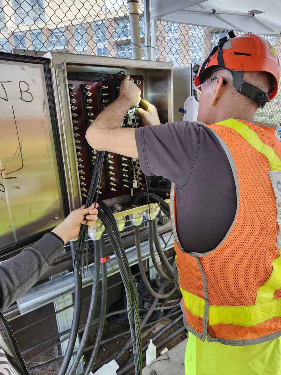 TTCNewsroom's tweet photo. Huge thanks to #TTC crews who worked throughout the weekend to get full service back in time for the work week. 👏👏👏
They fully replaced/spliced more than 5,000 feet of signal and communication cable, in addition to the junction box that was destroyed in Thursday’s fire. 1/2 https://t.co/1yVbXREh8G