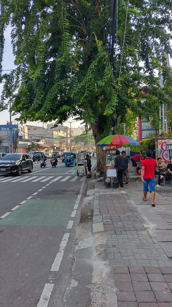 Bus stop thamrin city arah karet tolong bisa dipindah sebelum zebra cross dong @PT_Transjakarta 
Mikrotrans sering lewat aja di tengah ga berenti kalo ada mobil keluar dari parkiran Indomaret