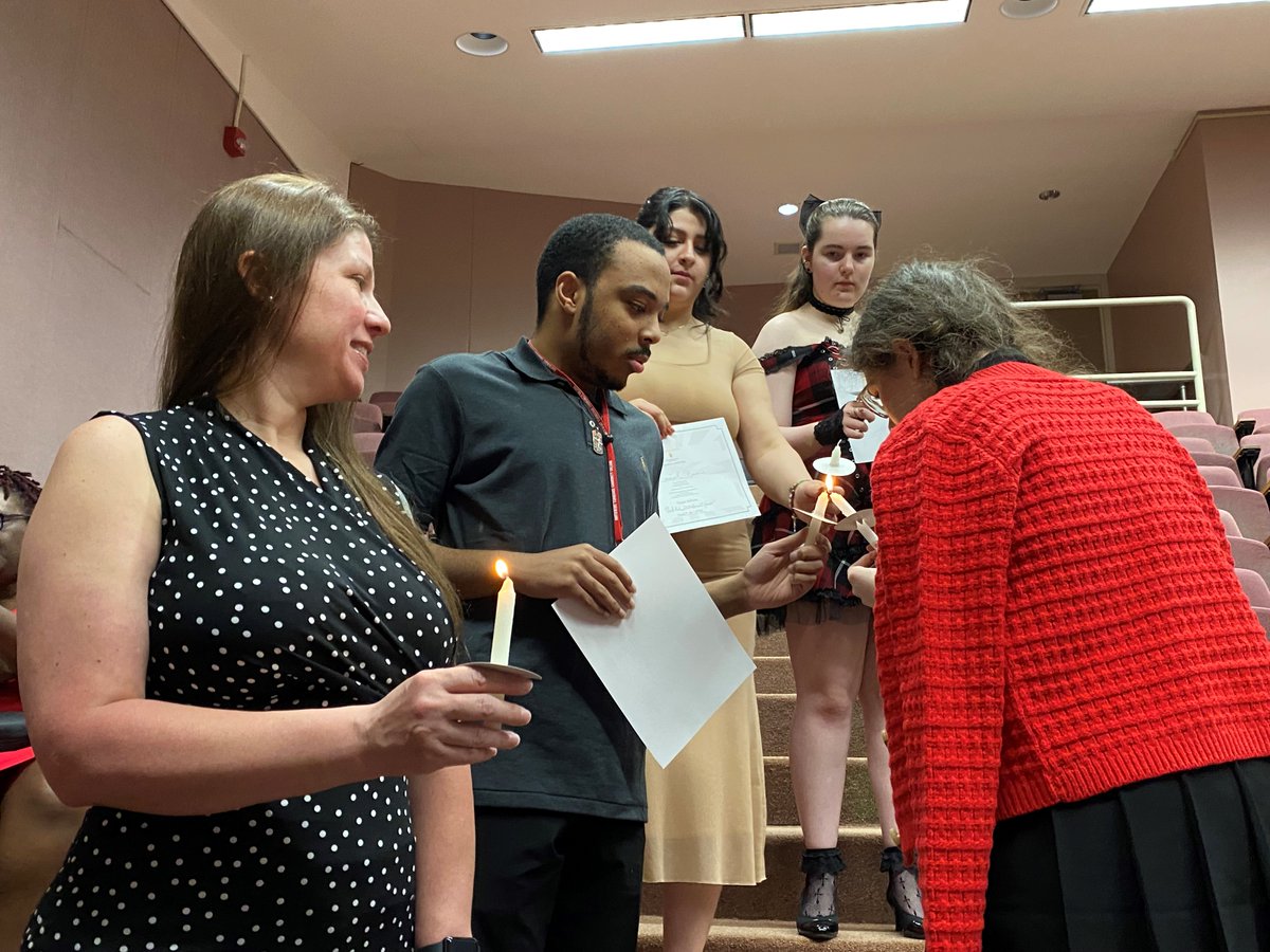 Tonight we celebrated academic excellence at the @PHITHETAKAPPA Upsilon Delta Chapter induction ceremony. Congratulations to the 30 new inductees! Each lit a candle symbolizing the 'flame of knowledge' they will carry throughout their academic journey, and signed a membership…