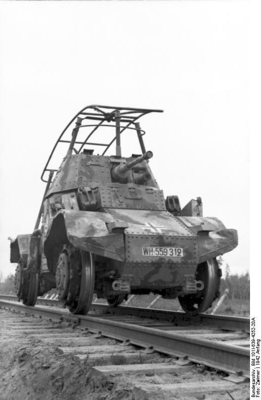 🇫🇷 This unit is a French Panhard 178 light tank/light armored vehicle, with a chassis-mounted antenna, which was captured by the Wehrmacht during the French campaign, after which it was modified for the possibility of movement by rail. This car was most likely used as a…