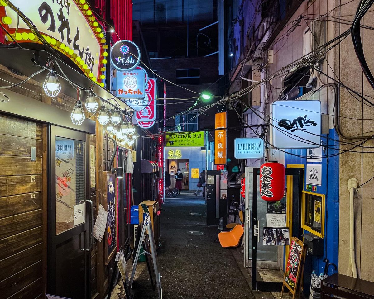 Location…Shinjuku, Tokyo 歓楽街の路地裏📷 #写真好きな人と繫がりたい #japantravel #streetphotography