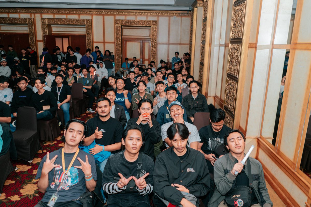 A_sfwn's tweet photo. Hatur Nuhun Baraya @FJKT48_Bandung nobar streaming #ShaniGraduationConcert terpantau abdi enjoy the show di row A 😆 see you tgl 11 ah https://t.co/YLHddFoE5t