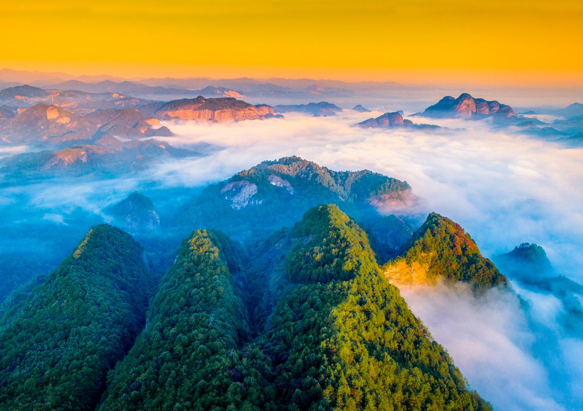 We have trodden green mountains without growing old,What scenery unique here we behold. Huichang county,Jiangxi province is a popular tourist attraction.