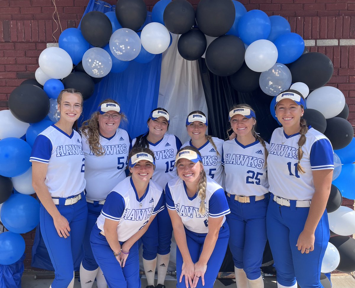 SUHawksSoftball's tweet photo. Senior Day 💙 Thank you Carlee, Hope, Kaylee, Kennedi, Madison, Payton, Reagan, and Alexa for your leadership, servant hearts, and love for this program. We are so proud of each of you! You are LOVED! #FlyHawksForever https://t.co/4F4W6Xsbfa