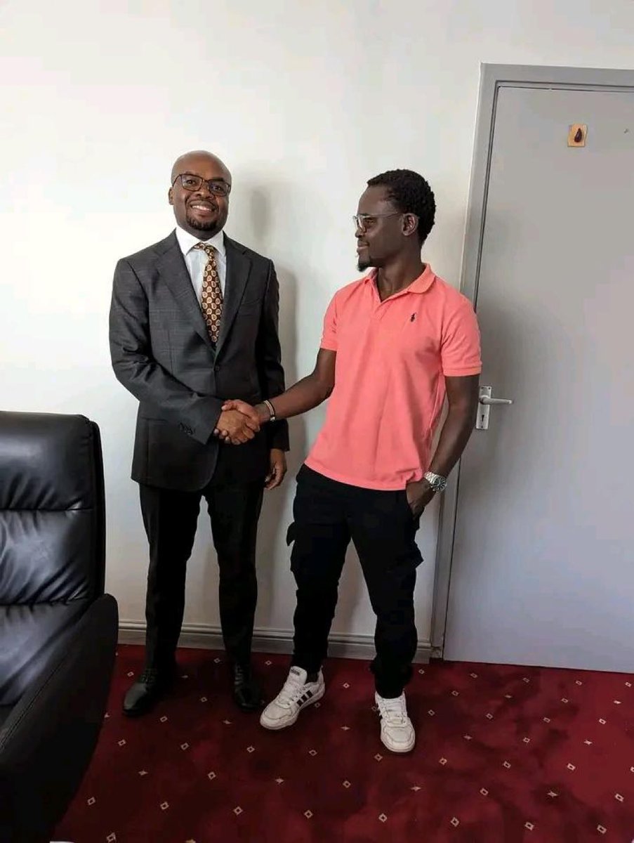 Wangwana legendary Jaloka ni mgani hapa. Mwenye amevaa suti ama