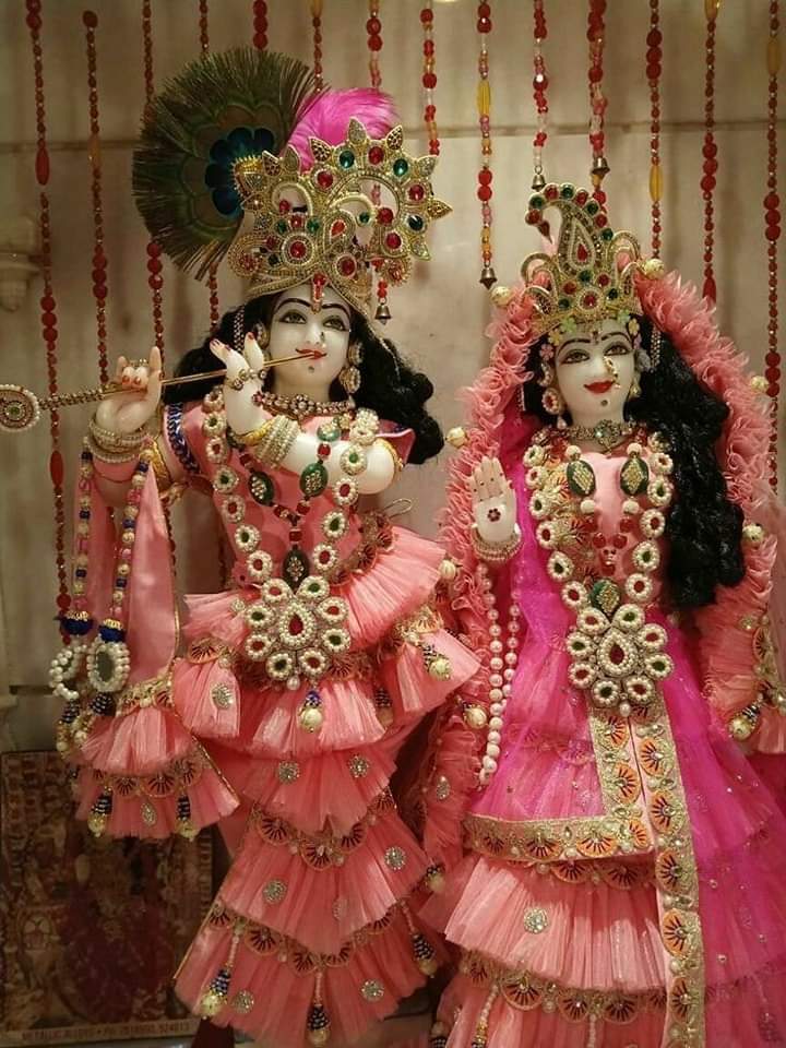 आओ दिन की शुरुआत श्रीराधा नाम से करें!!
जय जय श्रीराधे  कृष्णा🌹🙏🌹