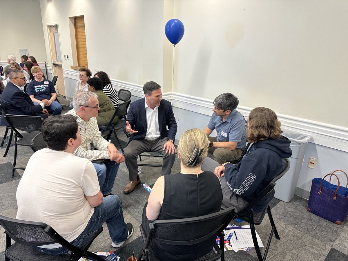 Thank you to LCDC, @PWCDems, and @FairfaxDems for hosting a wonderful speed dating forum. I love getting to have substantive conversations like this with members of our community about how we're going to defend our democracy. #VA10