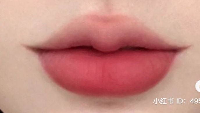 this like, blurry soft pouty lip look im seeing all the time in kbeauty / cbeauty is everything i need lip filler sooooo bad you guys please please pelase please