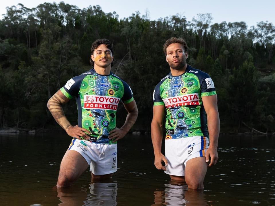 “Where the Water meets the Land” – Canberra Raiders launch 2024 Indigenous Jersey. Read more: ow.ly/Fqb350Rqhks

Now available at Raiders Shop: ow.ly/JX0850Rqhkt

#NRL #WeAreRaiders #canberraraiders

📸 Canberra Raiders media