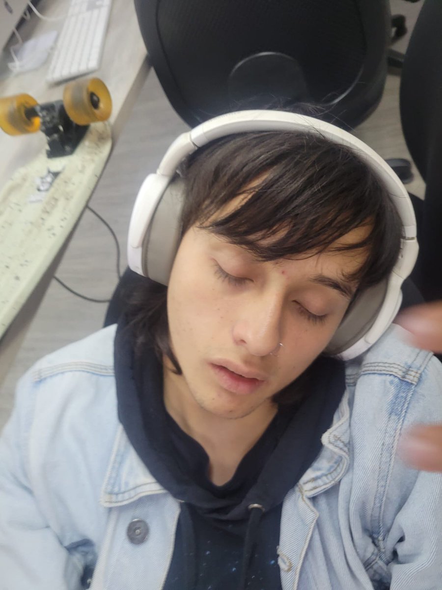 Sombra59214890's tweet photo. @thehangoverday Muy chimba , pero el se la paso dormido toda la rumba y no dejaba sentar a la gente , muy mal ahi https://t.co/h5nFuYChdI