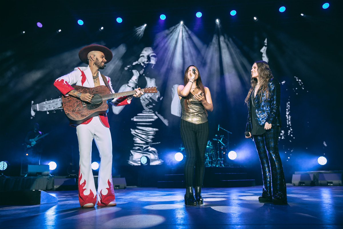 Ciudad de México gracias por esta noche inolvidable!! Qué maravillosa sorpresa escucharlos cantar “Lo que nos faltó decir”. Gracias por su cariño, nos vemos un vez más en el #AuditorioNacional el 16 de Mayo!!! ❤️🎤🎸