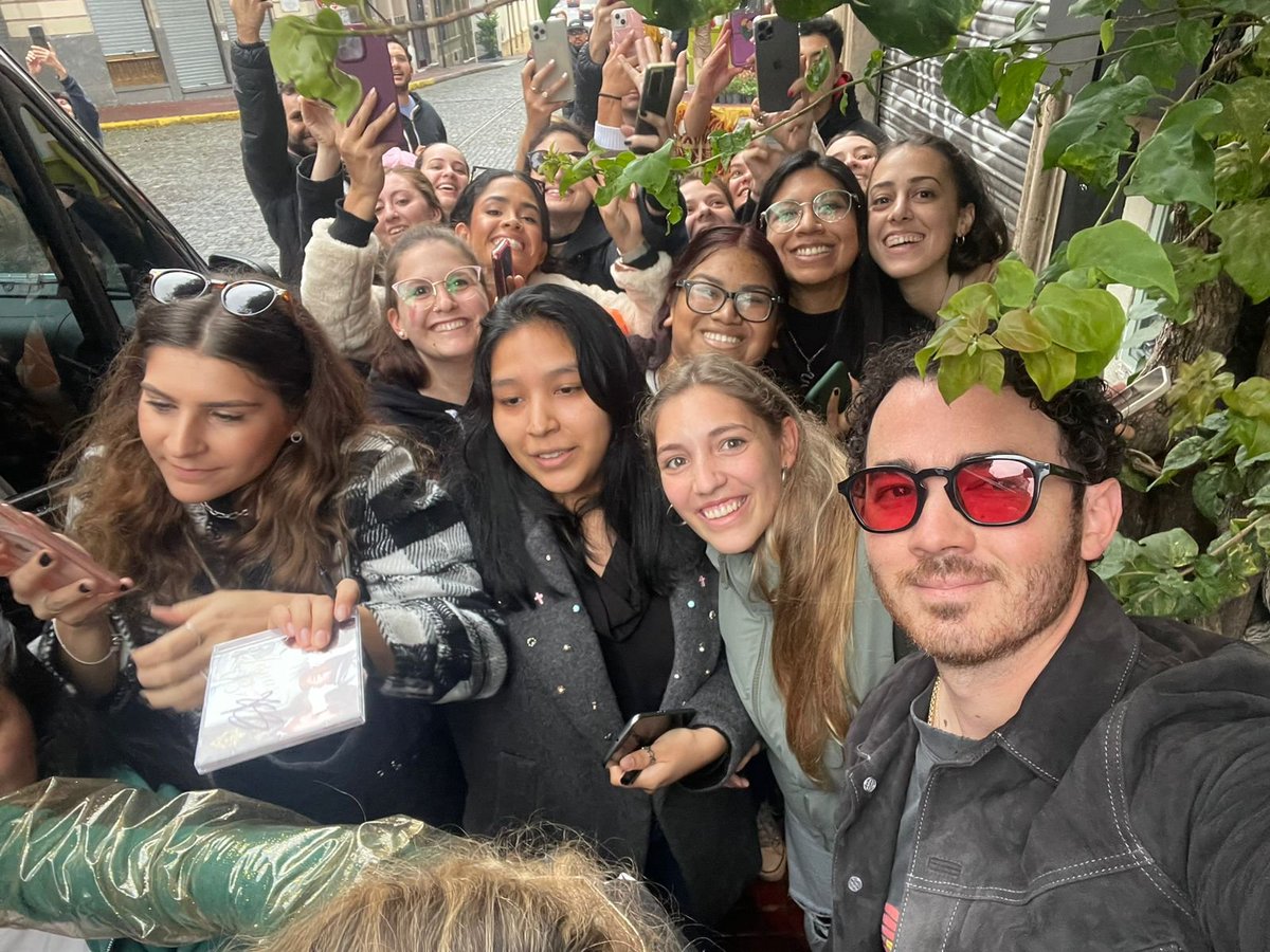 vanick_kim's tweet photo. Kevin saco foto grupal (en el momento no entendí) quería que @nickjonas  me firmara el cd.. soy tan idiota que arruine la foto.. lo siento @kevinjonas https://t.co/EW8gLu8FkR