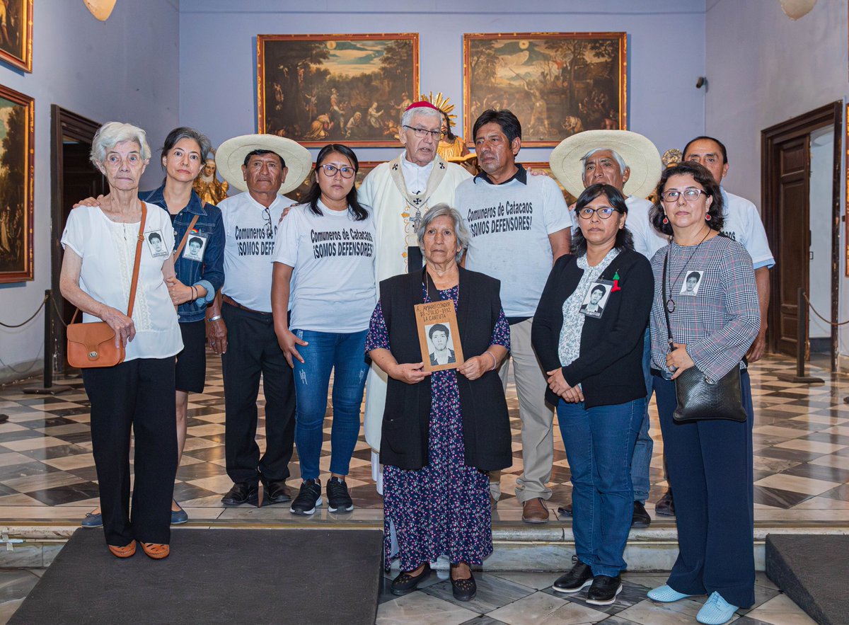 Hoy, en la catedral de Lima, el Arzobispo Carlos Castillo celebró una misa por los campesinos de Catacaos-Piura, sobrevivientes del abuso del #Sodalicio quienes se apropiaron de sus tierras, asesinando a algunos dirigentes. Como familiares #Cantuta reconocemos su valentía y lucha