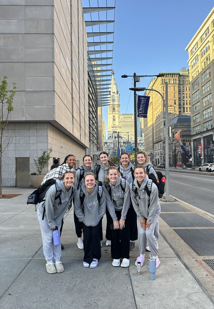 So proud of this group of young ladies for bouncing back this weekend and working hard together to string along two days of success! Way to finish unified &amp; strong! #proudcoach #venom <a href="/circlecityvbc/">Circle City VBC</a>