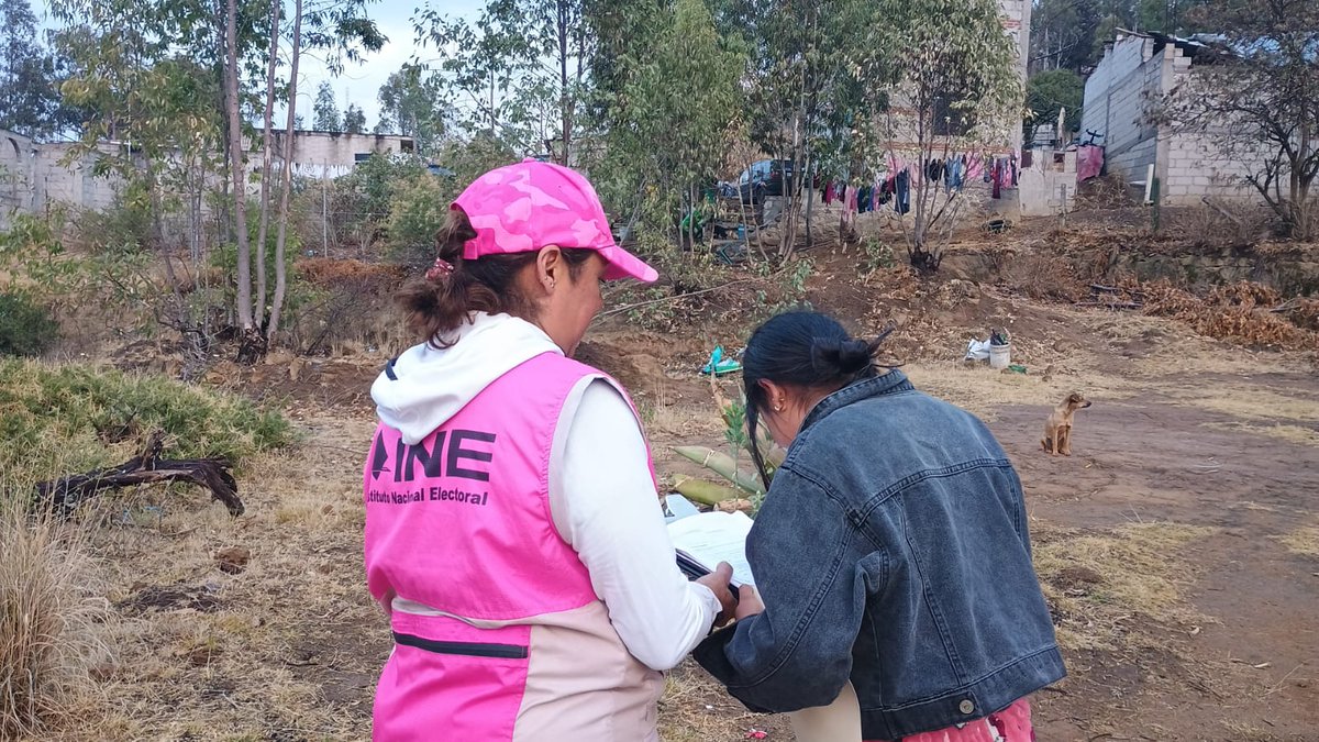 #INE agradece a todas y todos las personas que aceptan los nombramientos para ser funcionarios/as de mesas directivas de casilla que las y los CAE del 07 Distrito Electoral están capacitándolos para recibir el voto de sus vecinos el próximo 2 de junio. 🗳️

#ElINEEstáListo