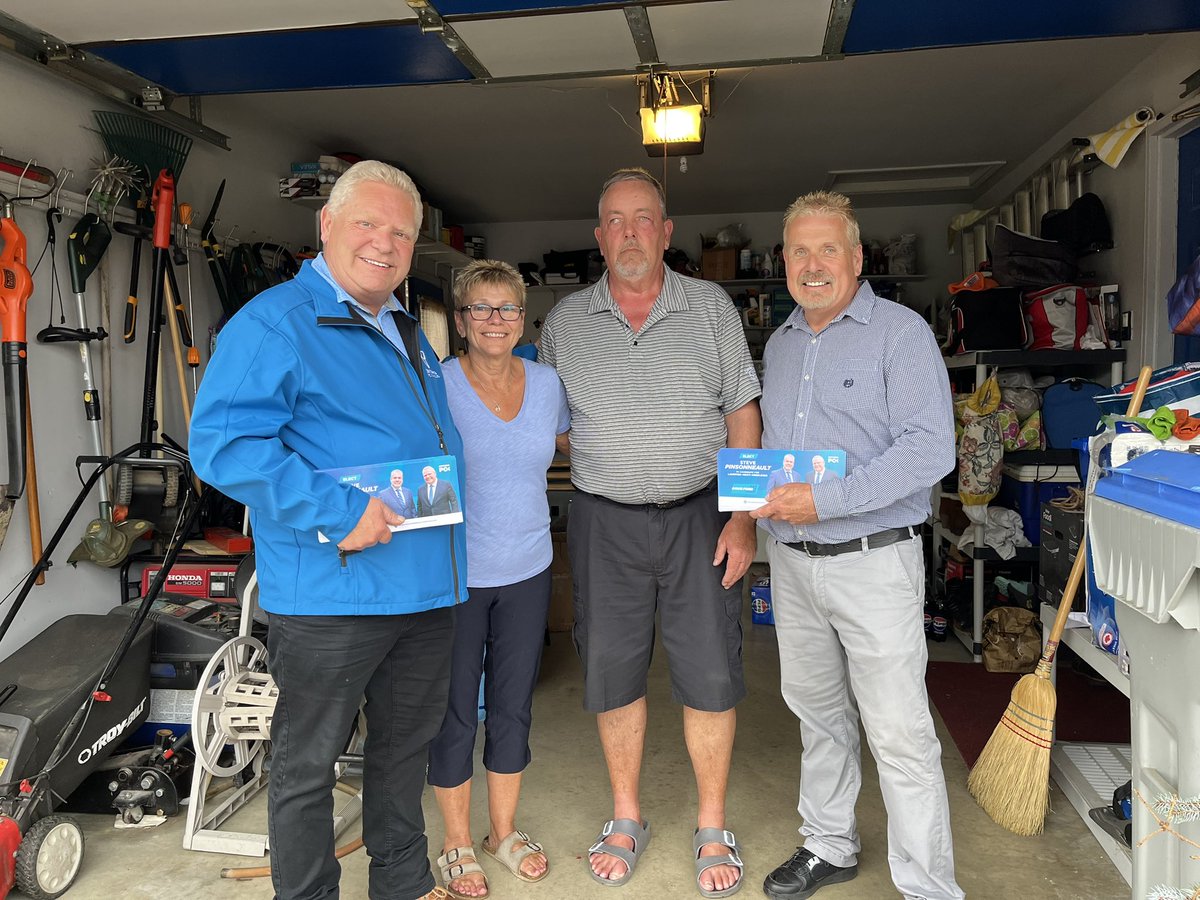PinsonneaultLKM's tweet photo. Great Sunday afternoon of door knocking with @OntarioPCParty Leader @fordnation today. Lots of great conversations and support in #StrathroyON https://t.co/eOkS9NFhhM