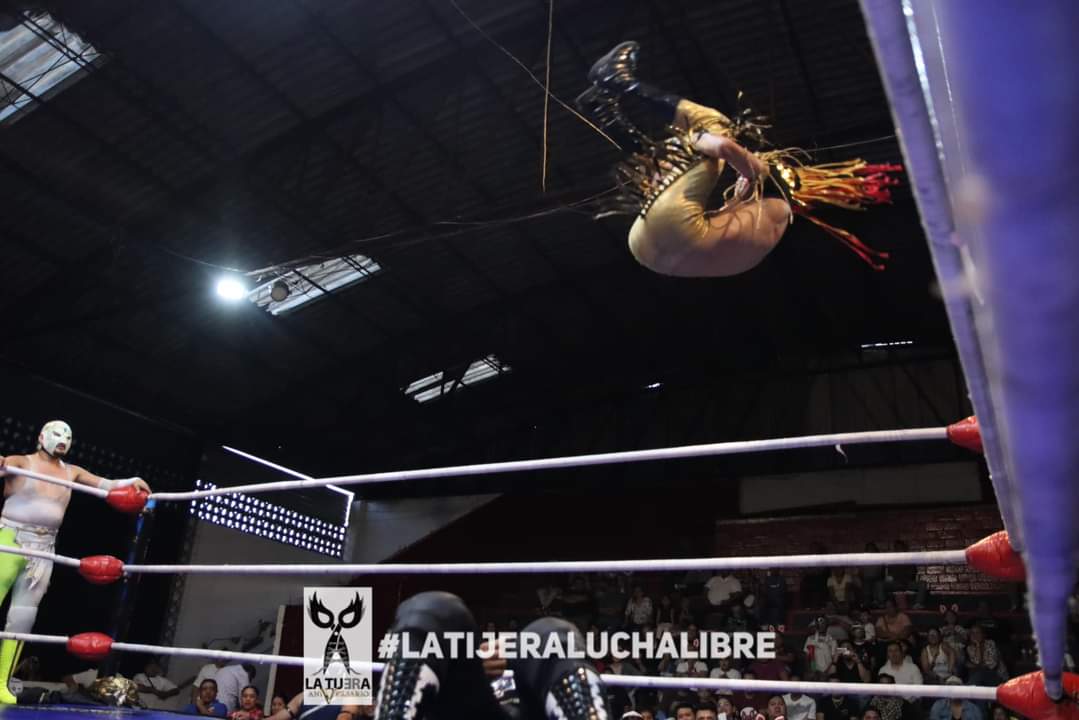 LaTijeraLucha's tweet photo. La primera lucha del cartel de #LuchaLibreMagazine y #ProduccionesMaskaraNocturna es para la tercia técnica #PrincipeTezka, #AguilaGuerreraJr y #NinjaKid pasando por encima de #Maleante, #Zkanor y #Aztlan en un cierre donde los 6 arriesgaron el físico para el agrado de la afición https://t.co/0hKcntIHNE