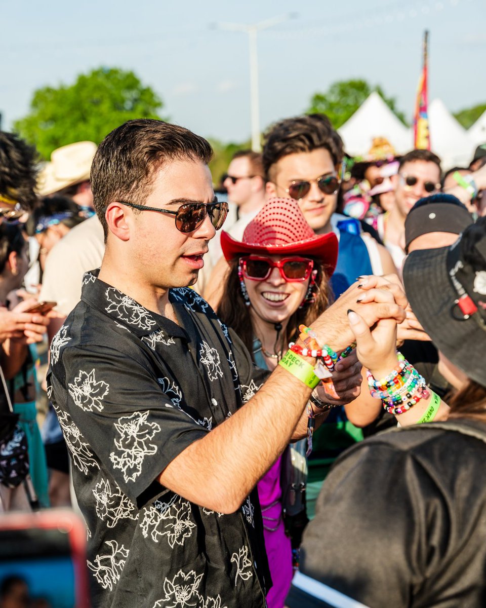 projectglowfest's tweet photo. A day in my life as Tony P at #ProjectGLOWFest. π«ΆπΈβ¨ https://t.co/tTCzOc5paK
