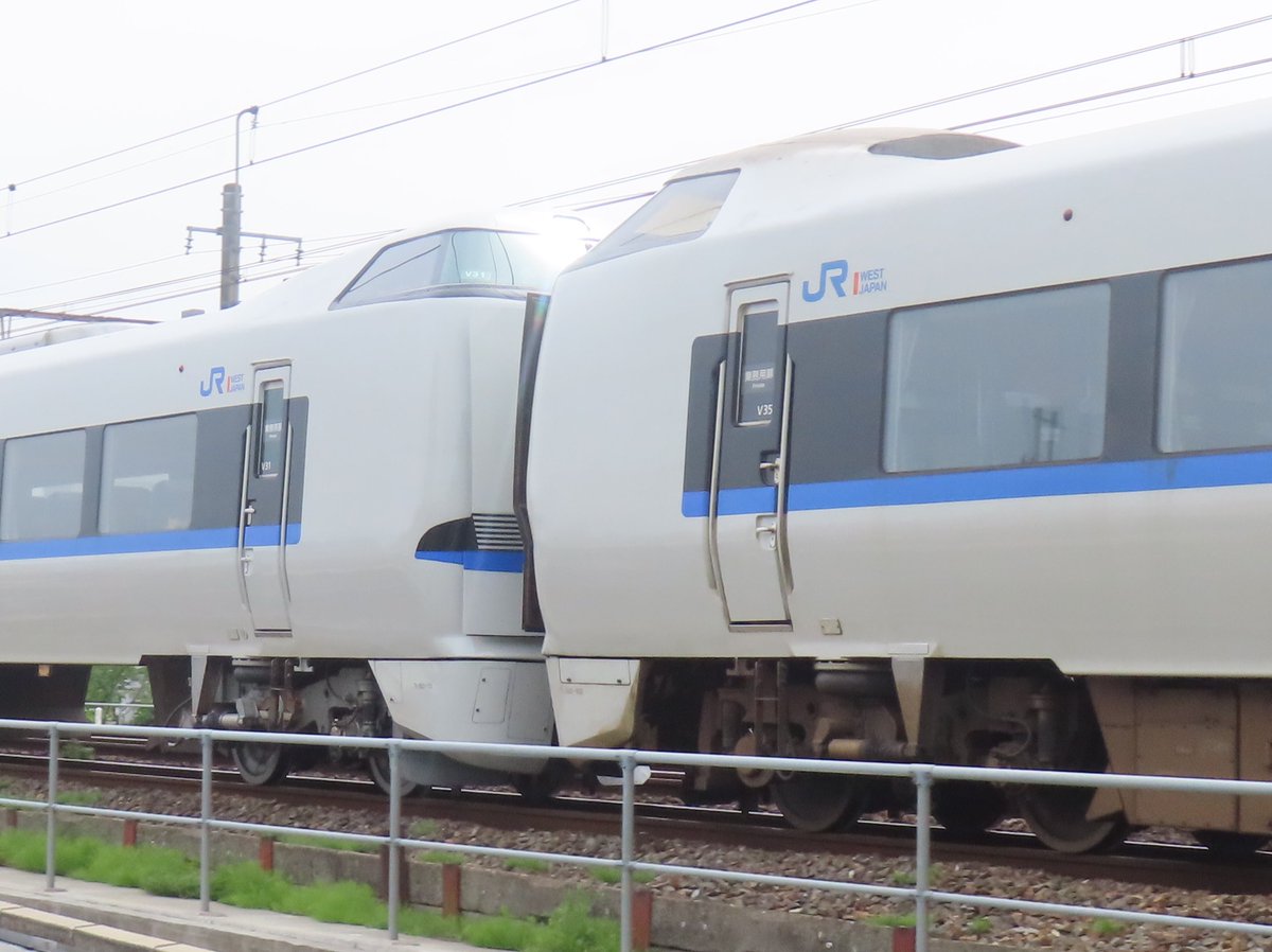 Nyamasuzuka9000's tweet photo. 4/29
JR西日本683系ｷﾄW32+V31+V35編成
8083M サンダーバード83号 敦賀行

今日もGW期間限定で増便されてるサンダバの臨時便を見てきました👀

因みにこの日の83号もゼロダバのブツ12で、敦賀方の先頭は27日と同様のW32編成でした！😲

#サンダーバード運用 https://t.co/wWdYSBpa6X