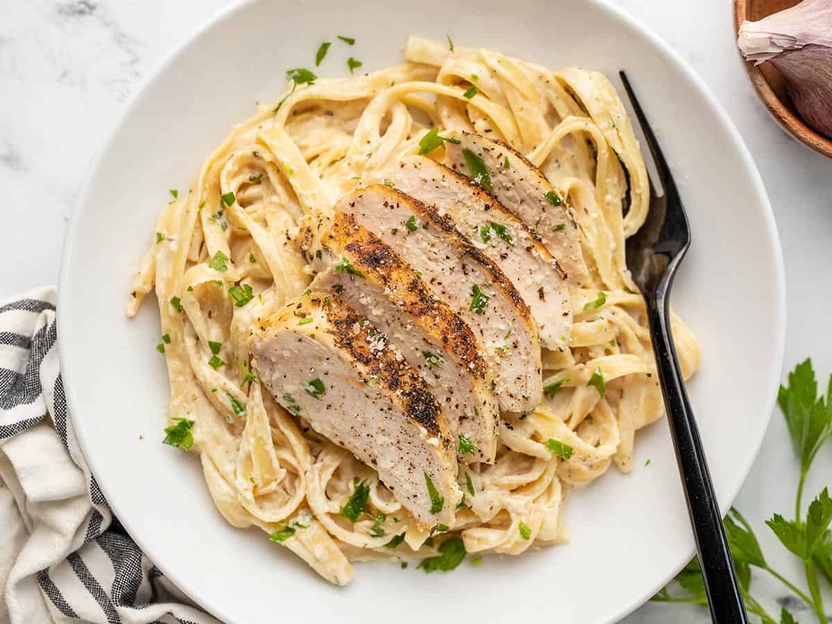 Chicken Alfredo 😋😋

Recipe by #ChefSane 🧑‍🍳

Full #recipe on our food blog 👉 chefsane.com/chicken-alfred… 👈 

#foodphotography #foodblogger #recipeshare #NomNom #FoodGoals #FoodieFaves #TastyTreat #YumYum #DelishDish #EpicEats