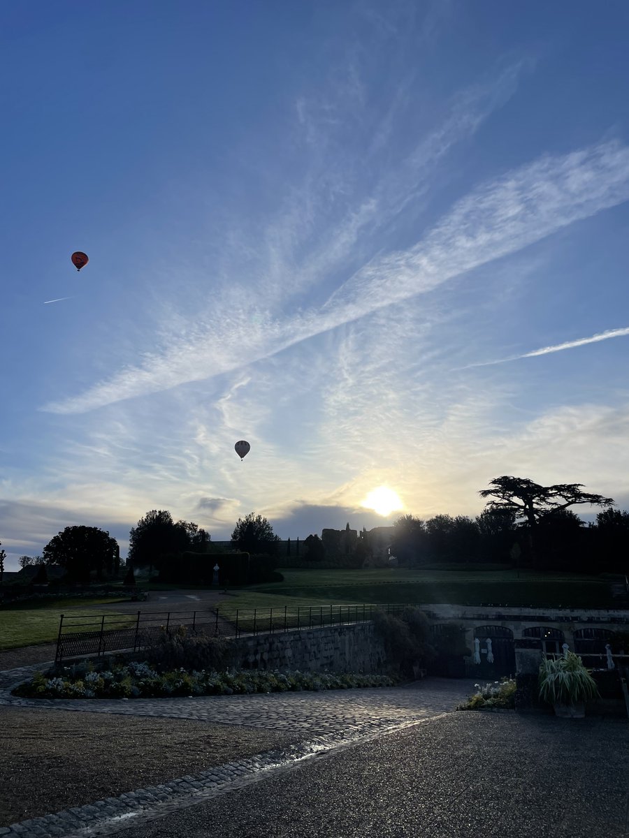 👀 Passage matinal de montgolfières au dessus du château royal d'#Amboise... Vue imprenable garantie ! Et magnifique spectacle depuis le sol également 💕 #MondayMotivation #LundiMotivation #Touraine #ValdeLoire