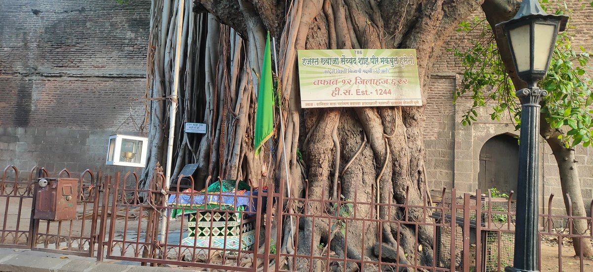 Yesterday was the Punyatithi of Bajirao Peshwa. One of our team members visited Shanivar Wada, the rajdhani of Peshwas to pay our tributes.

But this is what he found in premises. Just as one is about to enter the Wada, there's this Mazaar of Hazrat Khwaja Sayyad Shah Pir. 

The…