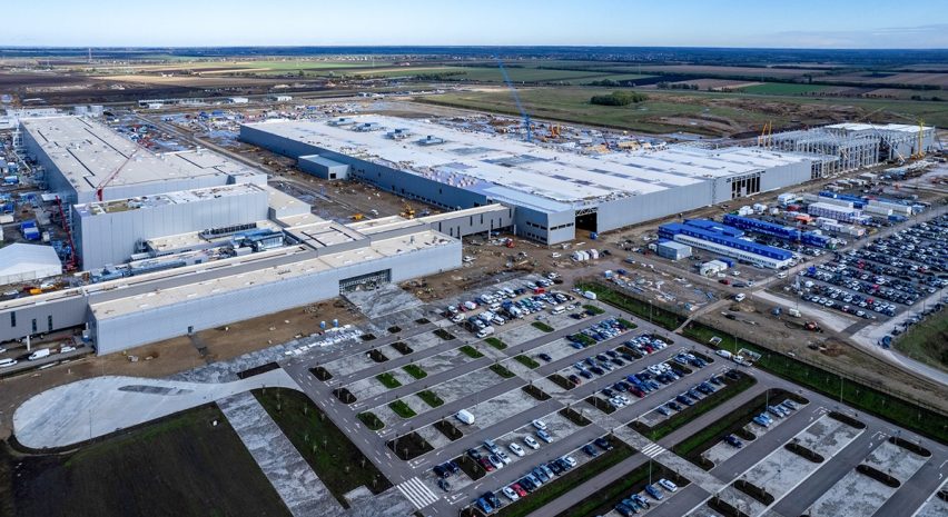 Togg üretim tesislerini inşa eden YAPI MERKEZİ, Macaristan’ın Debrecen şehrinde faaliyet gösterecek olan BMW Otomotiv üretim tesislerinin yapımına hızla devam ediyor. 220 milyon euro sözleşme bedelli proje 2025 yılında tamamlanacak.