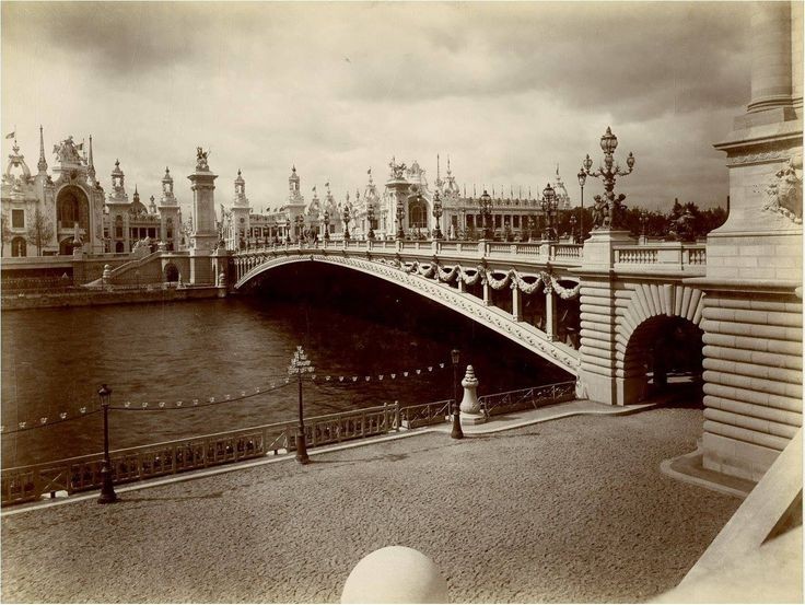 Pont Alexandre lll à l'Exposition Universelle. 
1900. Paris