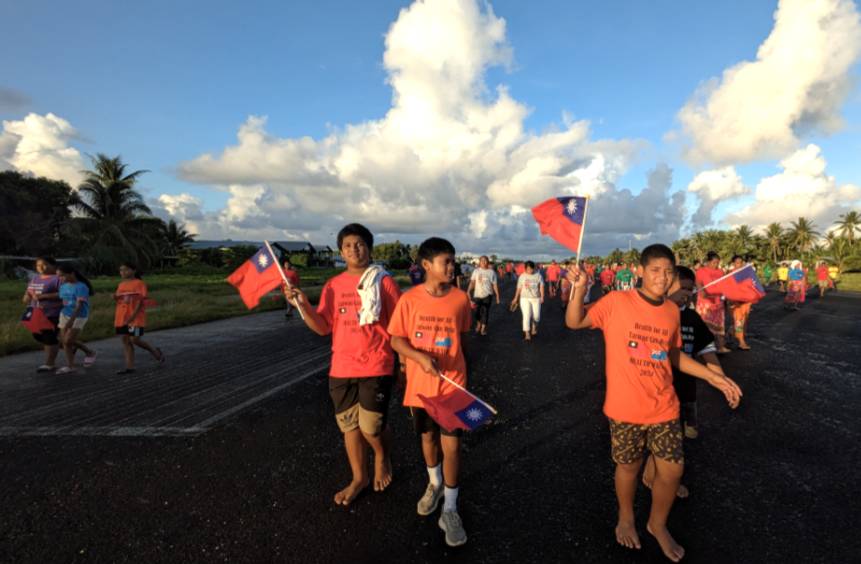 Une marche pour la santé visant à promouvoir la participation de #Taiwan🇹🇼 à l'#OMS a été organisée le 19 avril par @TW_Tuvalu & le Fonds national de prévoyance des #Tuvalu🇹🇻 (TNPF), réunissant environ 500 participants à l’aéroport international de Funafiti. #SantéPourTous