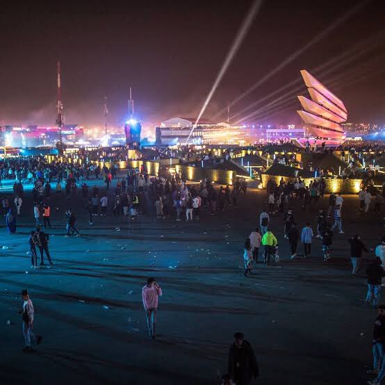 Ingin modern tanpa meninggalkan tradisi dan budaya yang dibangun para tetua, namanya Iran. Ingin modern lewat investasi meski harus menghilangkan budaya dan tradisi. Namanya Saudi. Semoga kau sadar, bahwa tradisi dan budaya adalah jati diri, sebelum dikuasai mereka. #SumbarMaju?