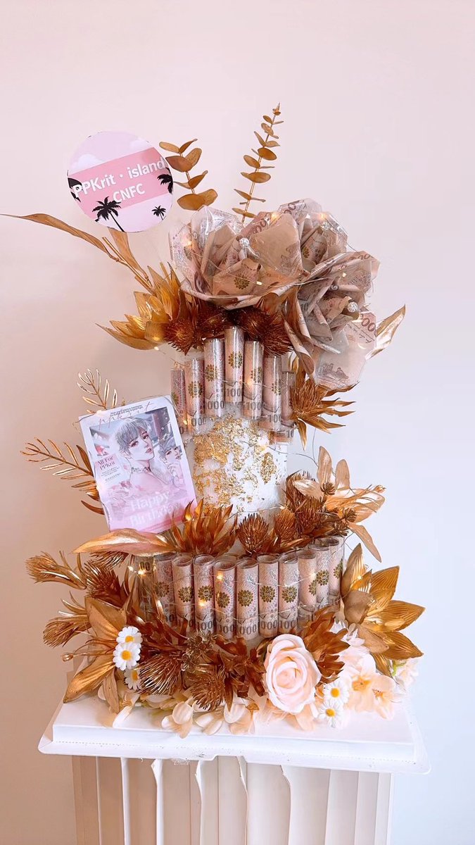 PPKrit_island's tweet photo. Happy birthday to our beloved PPKrit😘

Golden cake for the most shining you💫

May everything you do for it have romantic results.✨✨✨

We are always behind you❤️@ppkritt 

#ppkritt 
#HBDPP25thProject https://t.co/sKUfHqchGg