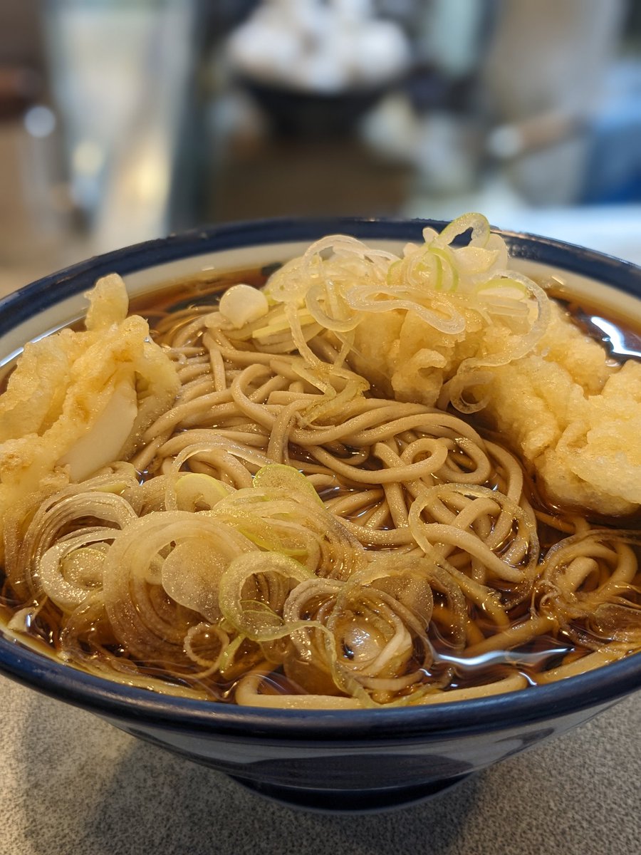 #立ち食いそば
#路麺
今日は『イカ天そば』をいただきました。

濃いめのツユが、たまらないっ!
ごちそうさま〜　#かめや