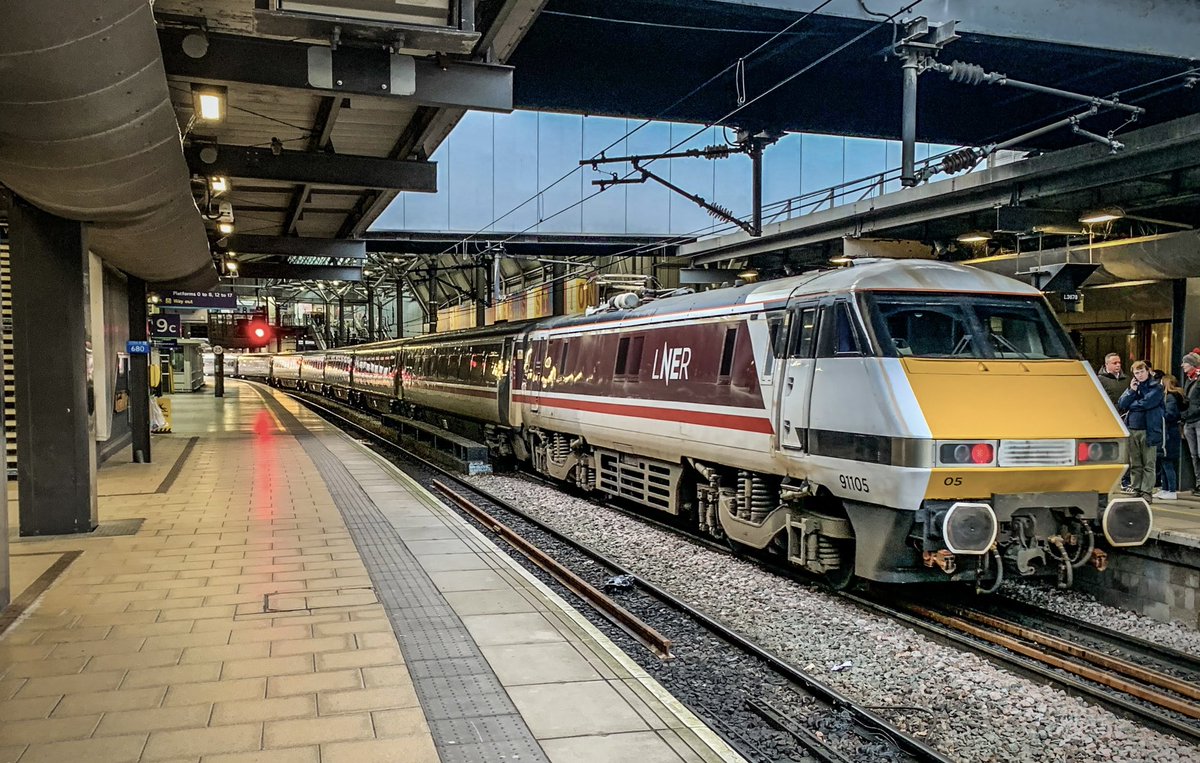 91105 Begins to ramp up the power to those mighty SEPEX motors and propels the train out of platform 8 in Leeds. The only way to travel. #Class91 #Electra #LNER #LeedsCityStation #Trainspotting @225groupuk