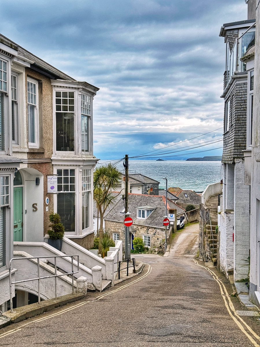 Skidden Hill, St. Ives.
#cornwall #kernow #lovecornwall #uk #explorecornwall #cornishcoast #sea #ocean #visitcornwall #stives #stivescornwall #sky #marine  #pier #beach #fishing #morning #harbour #cottage #architecture #hill #houses #view #godrevy @beauty_cornwall