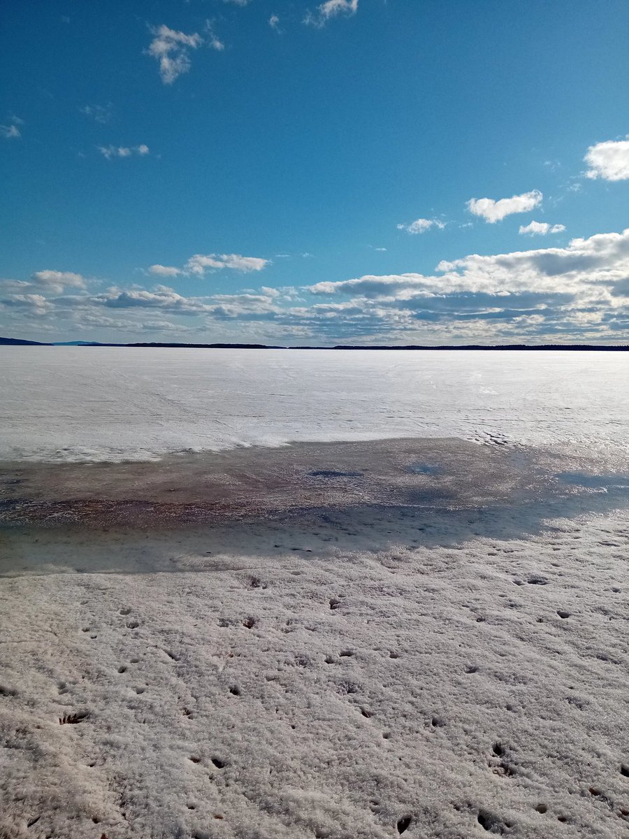 Kevät keikkuen tulevi.

Kuvilla on eroa viikon verran. Näkymä järvellä voi muuttua hyvinkin nopeasti. Utukuvassa on aika valkoinen meininki. Ei tahdo erottaa horisonttia.
Kerkesi tässä välissä olla pakkasta ja parit lumisateetkin.