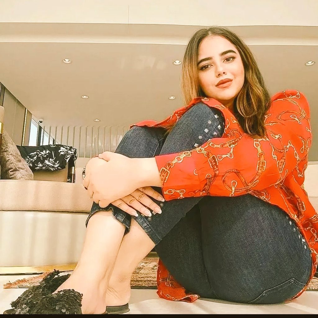 فاصلہ رکھیں🙏
پھر آپ نے کہنا ہے ٹائم پاس کر گئی