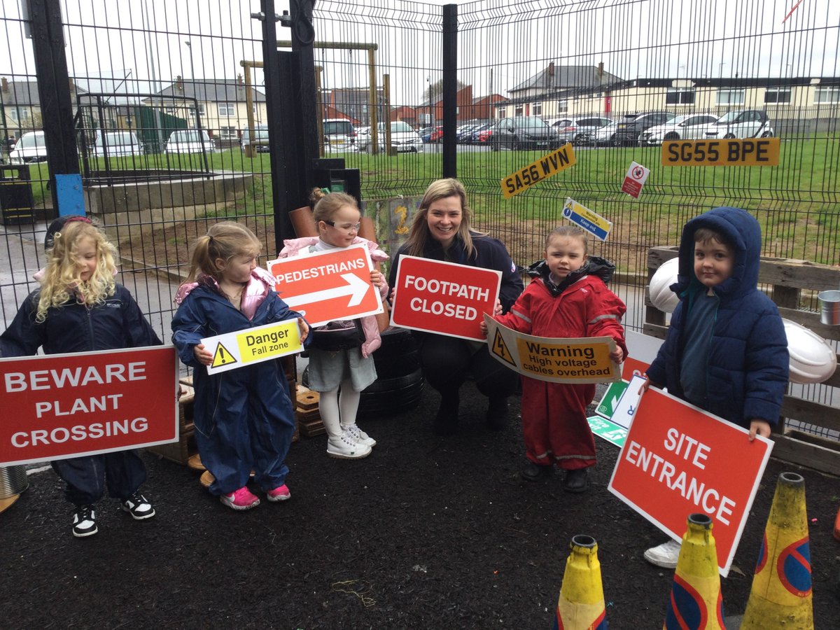 Nikki visited @BraeheadPS Early Years with some new signage for their very own designated construction area. After a thorough Health and Safety check, Nikki was happy that all necessary warning signs were in place, and that playtime could continue without any further delay 👷‍♀️👷‍♂️