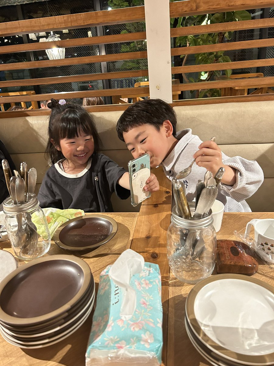 hs__1235's tweet photo. いちゃこき兄姉と一個違いやけど仲良し妹ズ🐥かわちい🥺🤍 https://t.co/9iFSqB9own