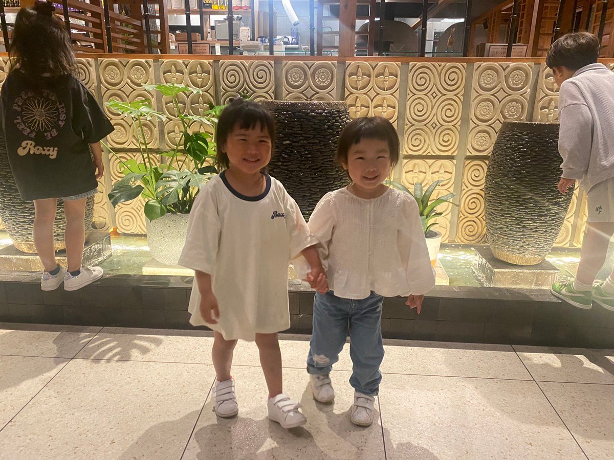 hs__1235's tweet photo. いちゃこき兄姉と一個違いやけど仲良し妹ズ🐥かわちい🥺🤍 https://t.co/9iFSqB9own